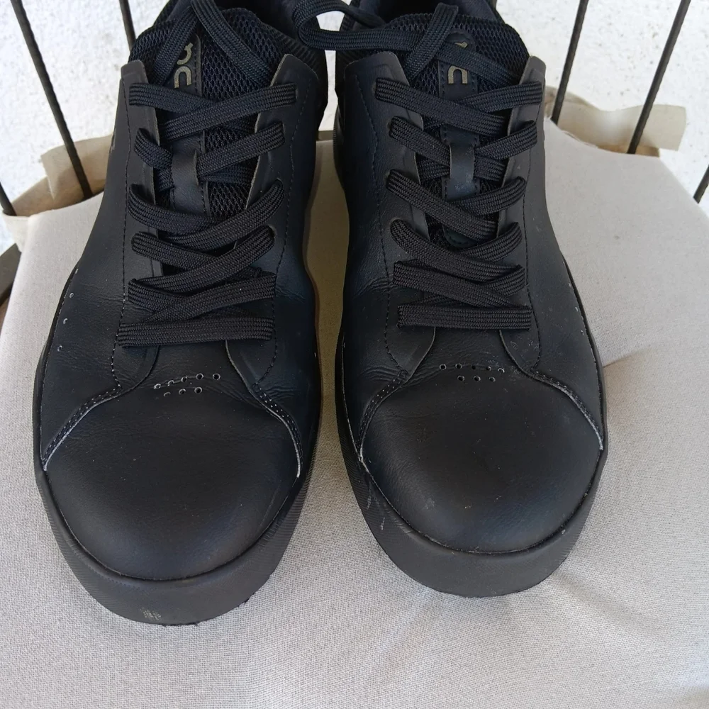 On Running Black Sneakers Casual Low-Top Design - Picture 4 of 9